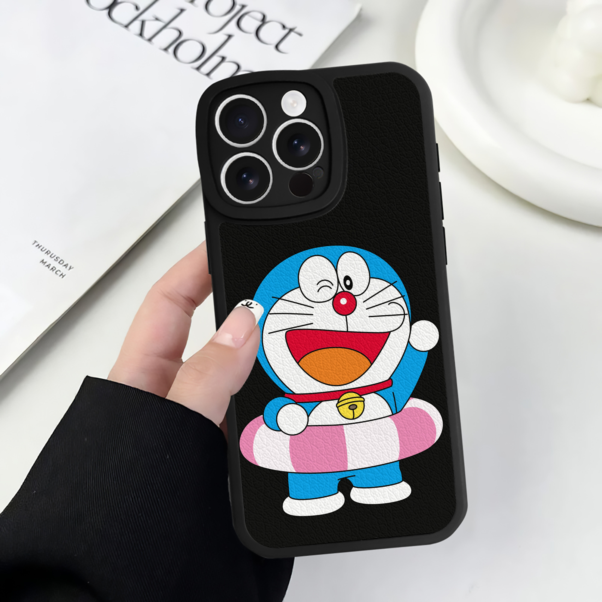 （画像用） ドラえもん Doraemon 【iPhone 16シリーズ対応】シリコンスマホケース（レザー調） 材質：シリコン